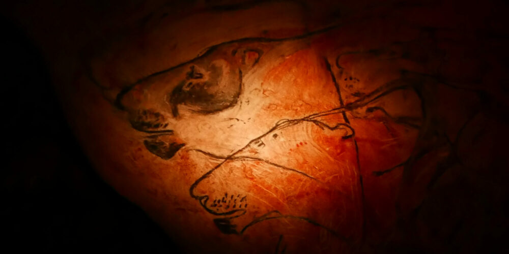 Lumières Chauvet : restitution d’un éclairage au feu sur une paroi peinte de la Grotte Chauvet.