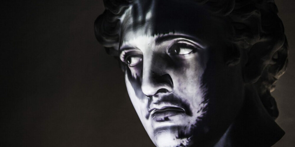 Golem : moulage du visage de l’Apollon du Belvédère, animé par la lumière.