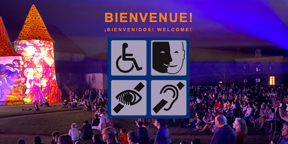 Public d'un spectacle en vidéo-mapping en plein air.